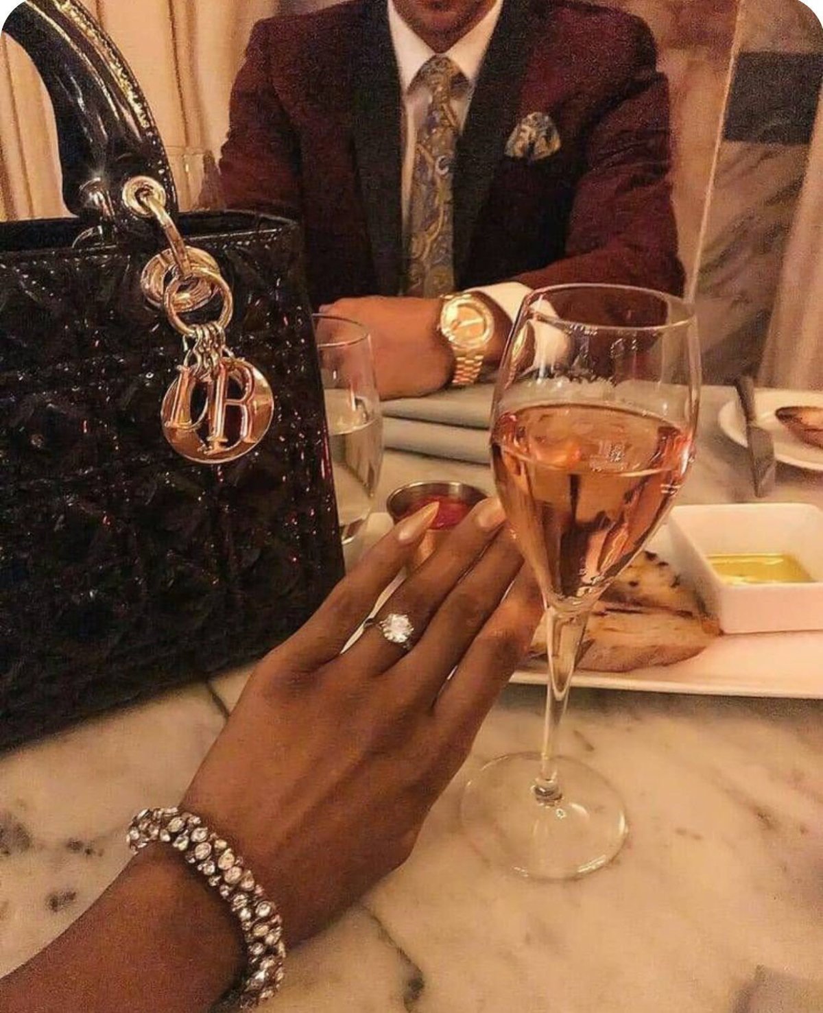 Атрибуты роскошной жизни