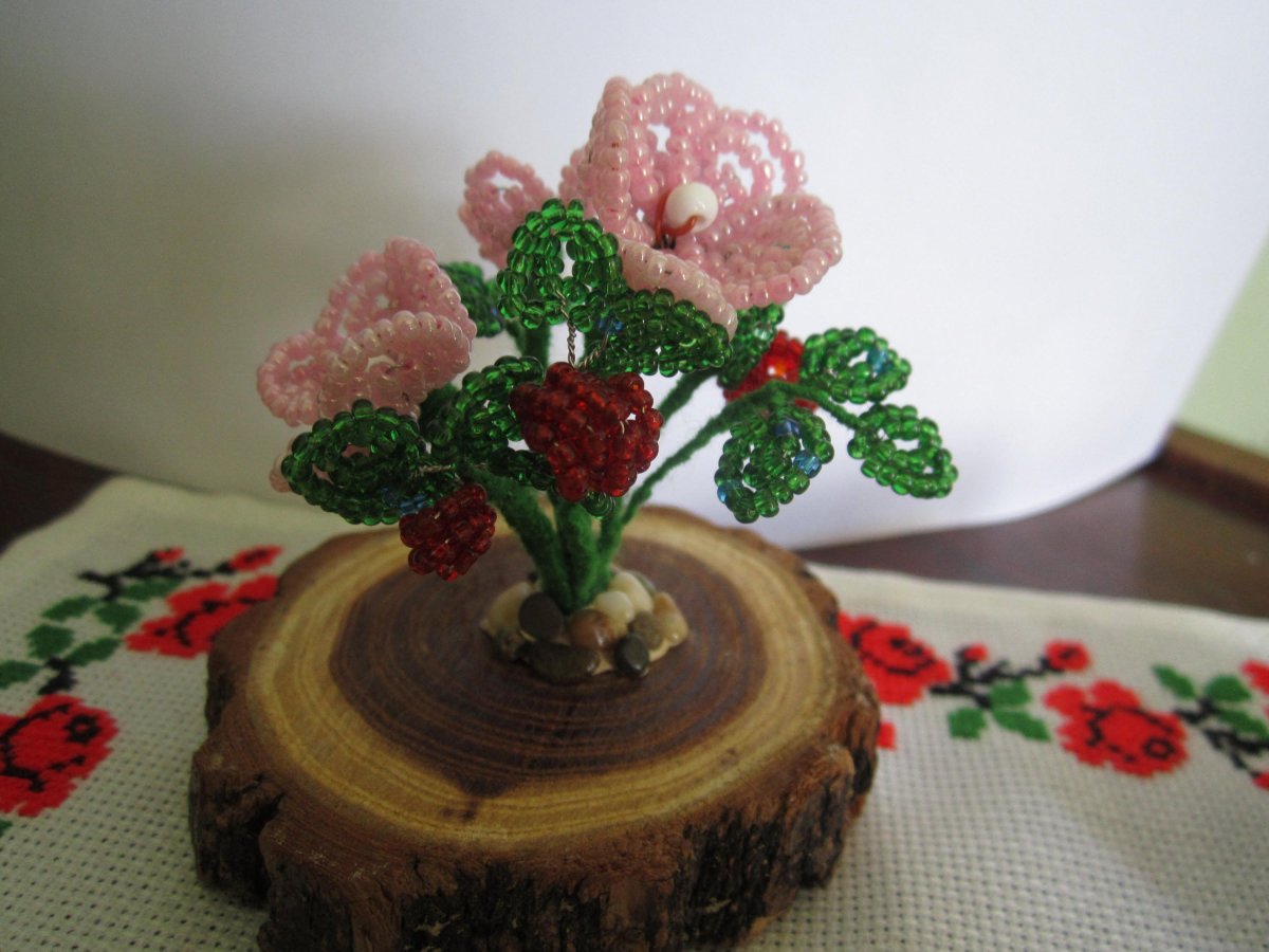 Сувениры из бисера цветы