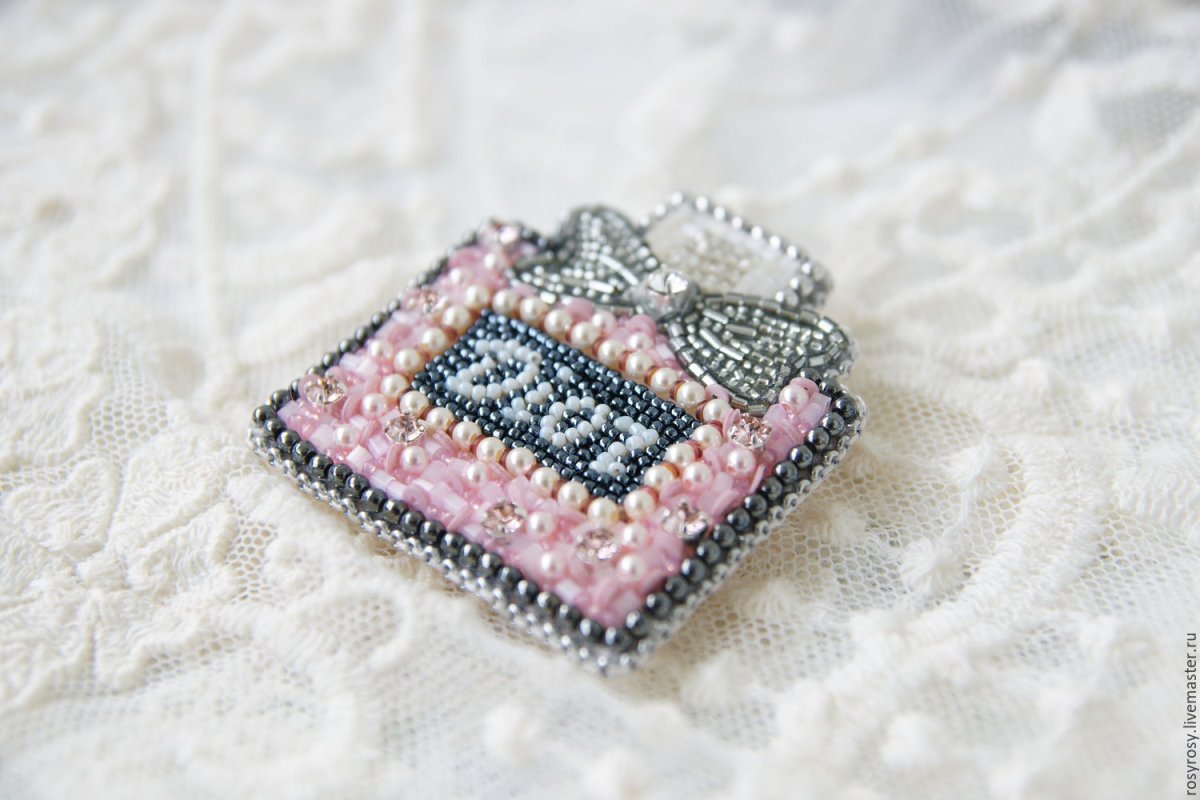 Плоская брошь из бисера