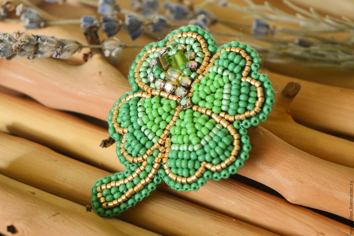 Брошь из бисера