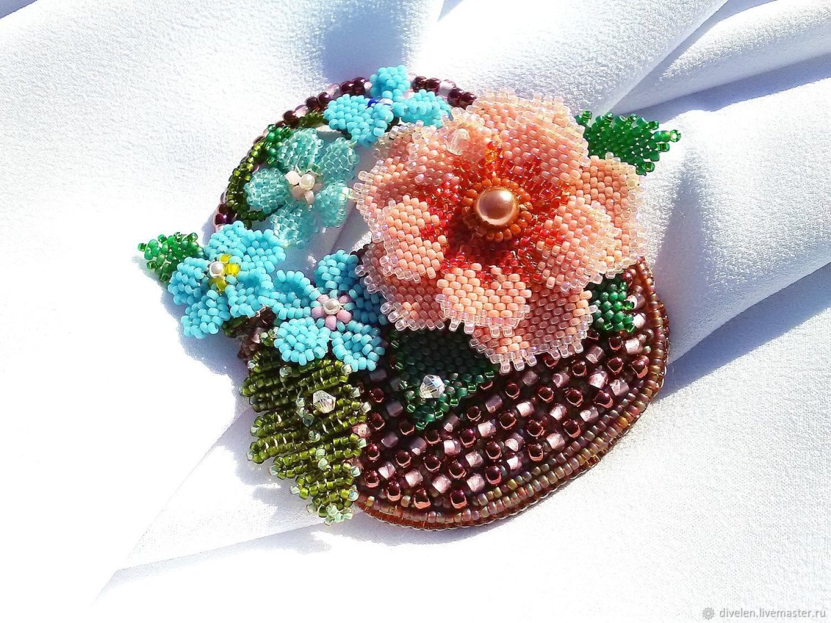 Брошь из бисера