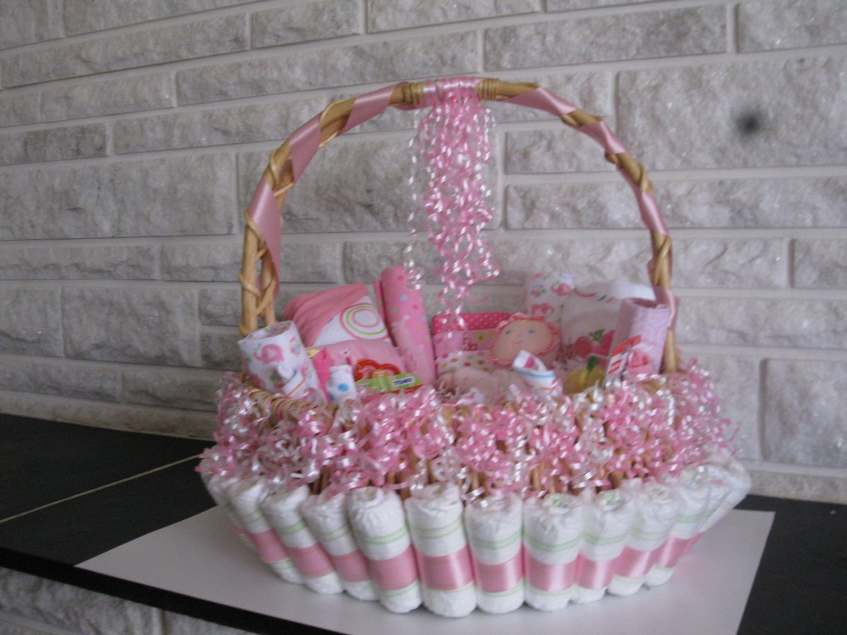 Корзина из памперсов для девочки