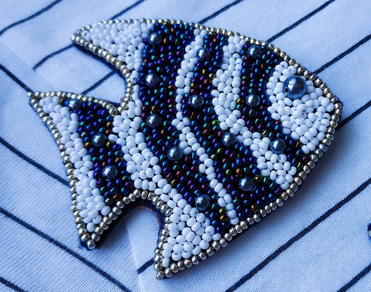 Брошь автомобиль из бисера