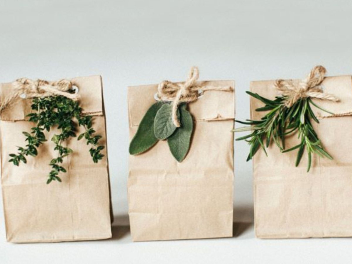 Упаковка подарка в крафт бумагу