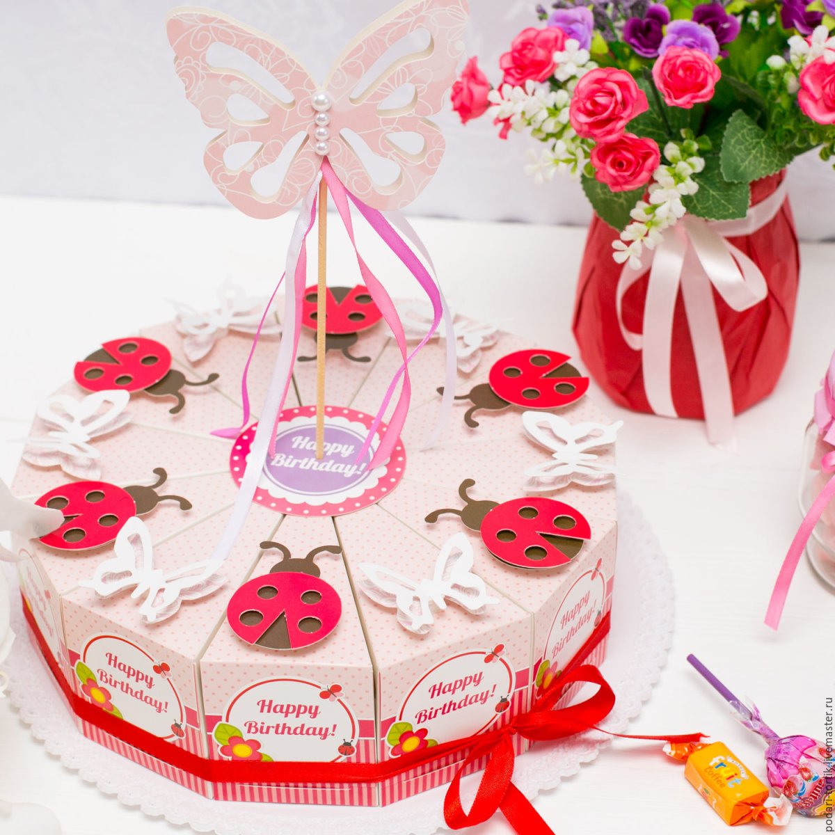Картонный торт с подарками
