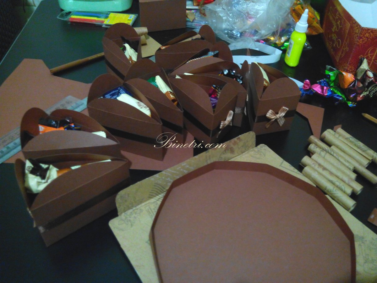 Кусочки тортика из картона с конфетами