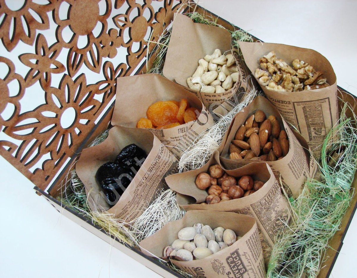 Корзина с сухофруктами и орехами