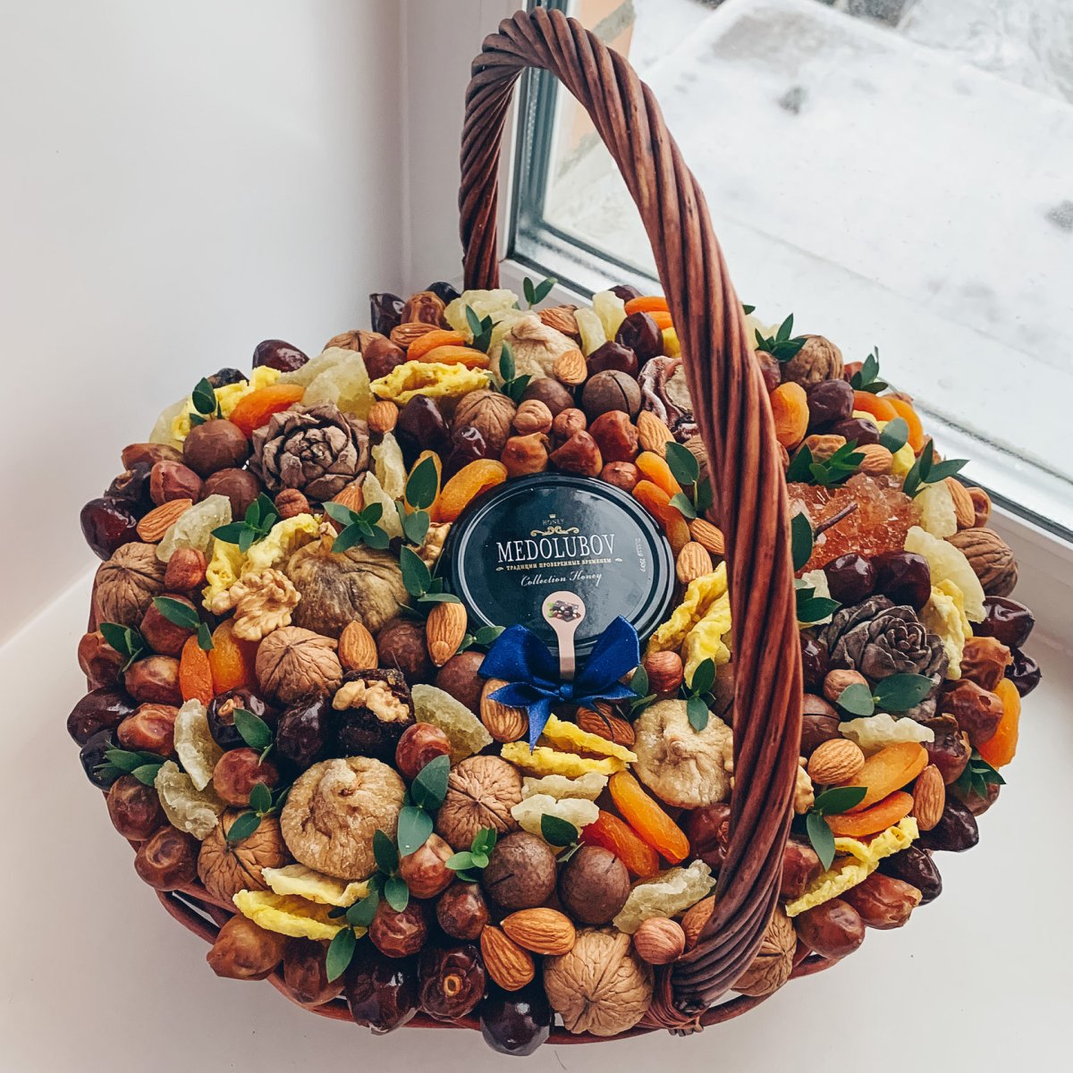 Набор из орехов и сухофруктов