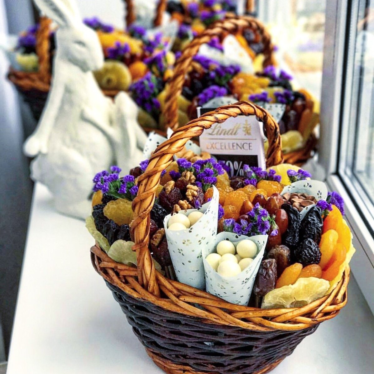 Корзина с фруктами и орехами