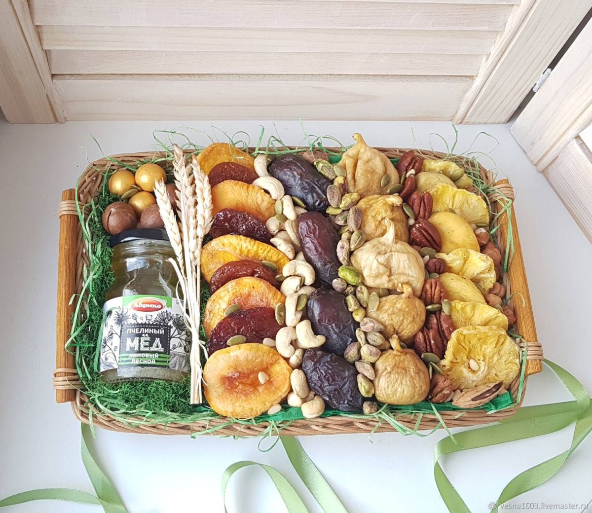 Коробочка с сухофруктами