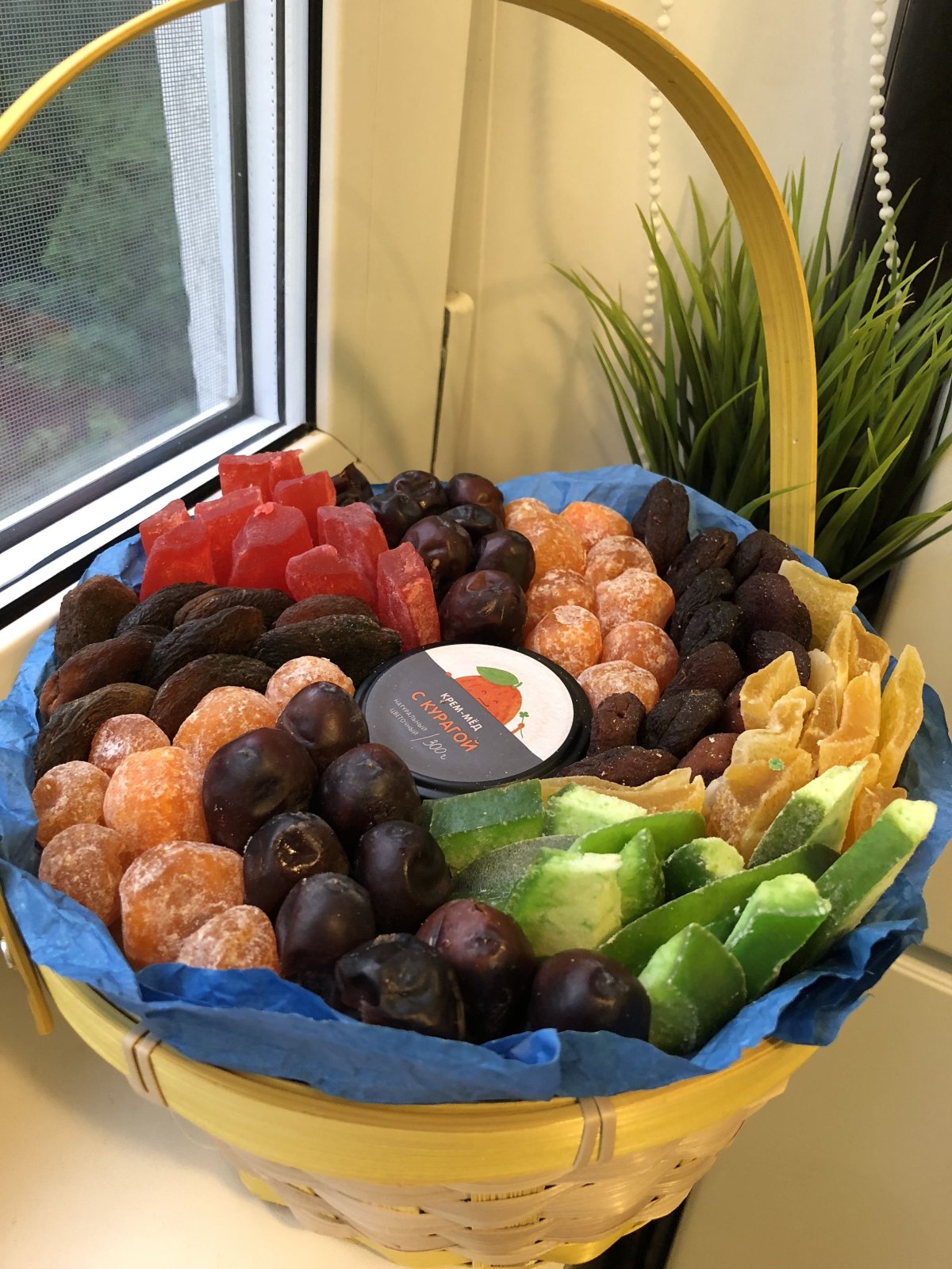 Коробочка с орехами подарок