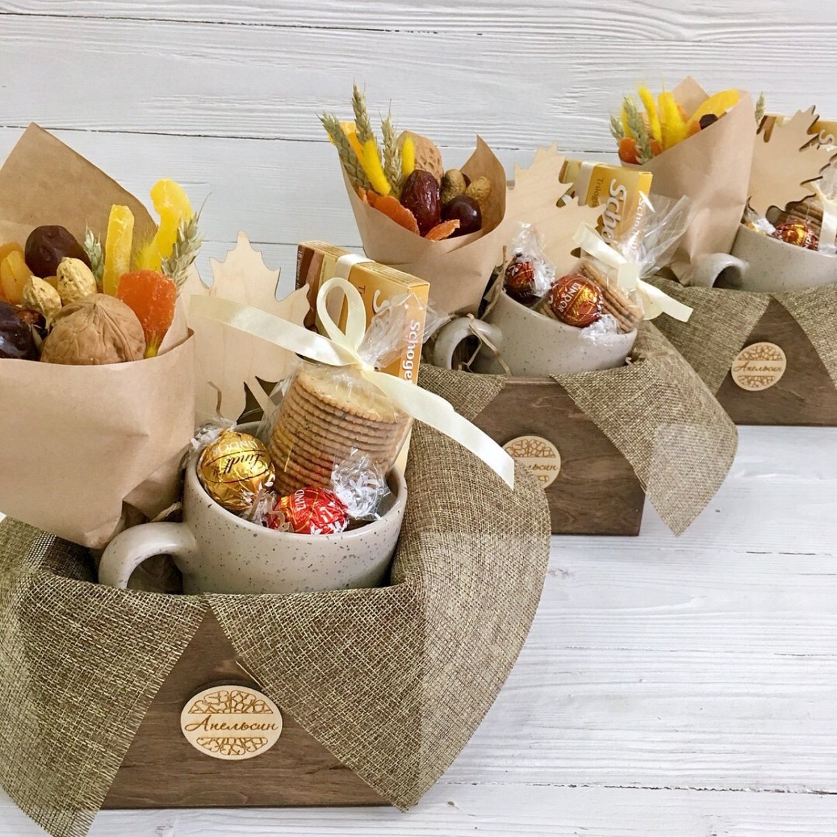 Корзина с сухофруктами и орехами подарочная