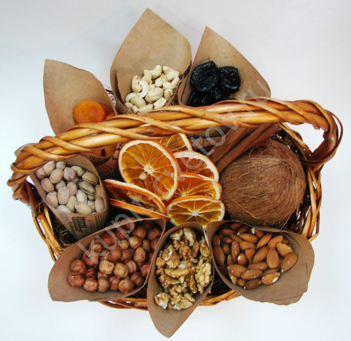 Букет из сухофруктов в корзине