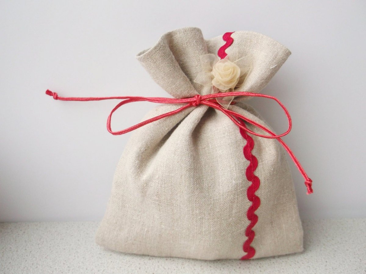 Мешок новый сайт. Мешочек для подарков. Мешочки из ткани. Тканевые мешочки для подарков. Пошив мешочков для подарков.