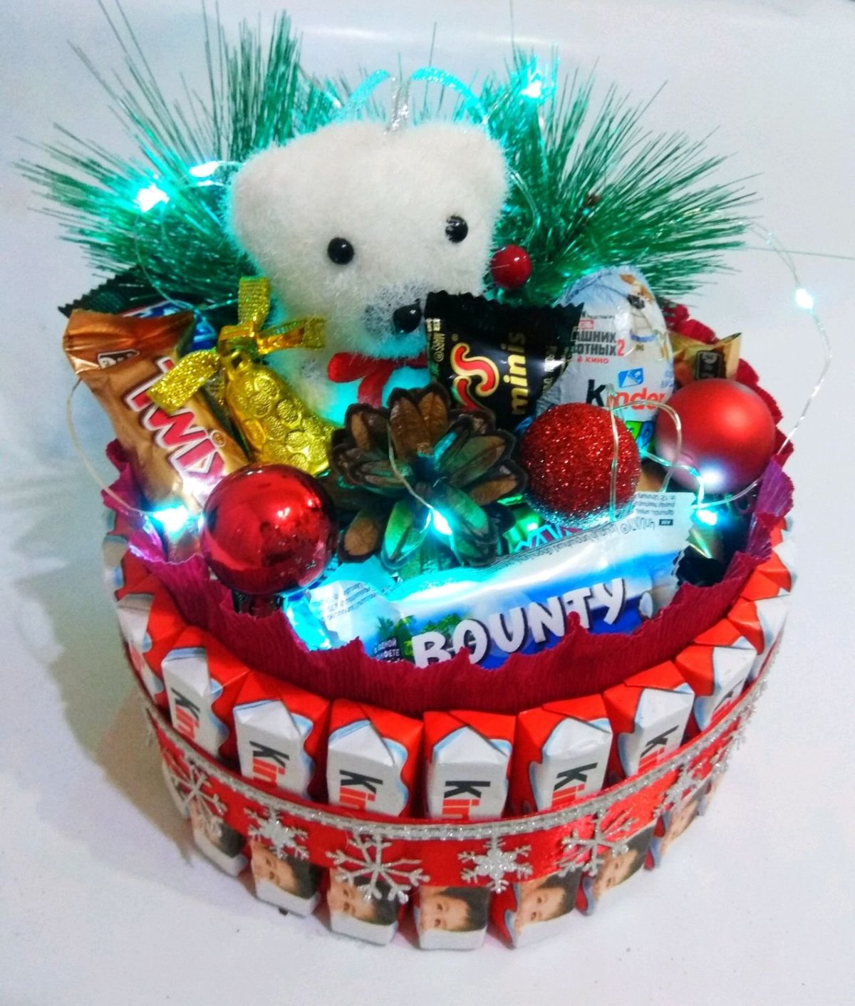 Подарок из киндеров