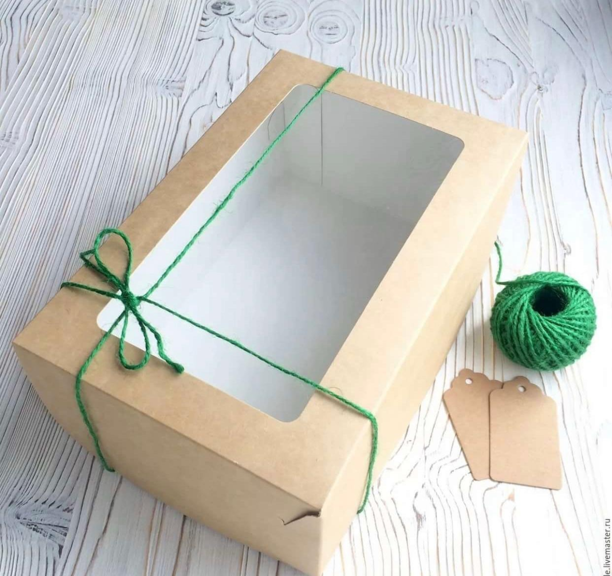 Крафтовая коробка на белом фоне